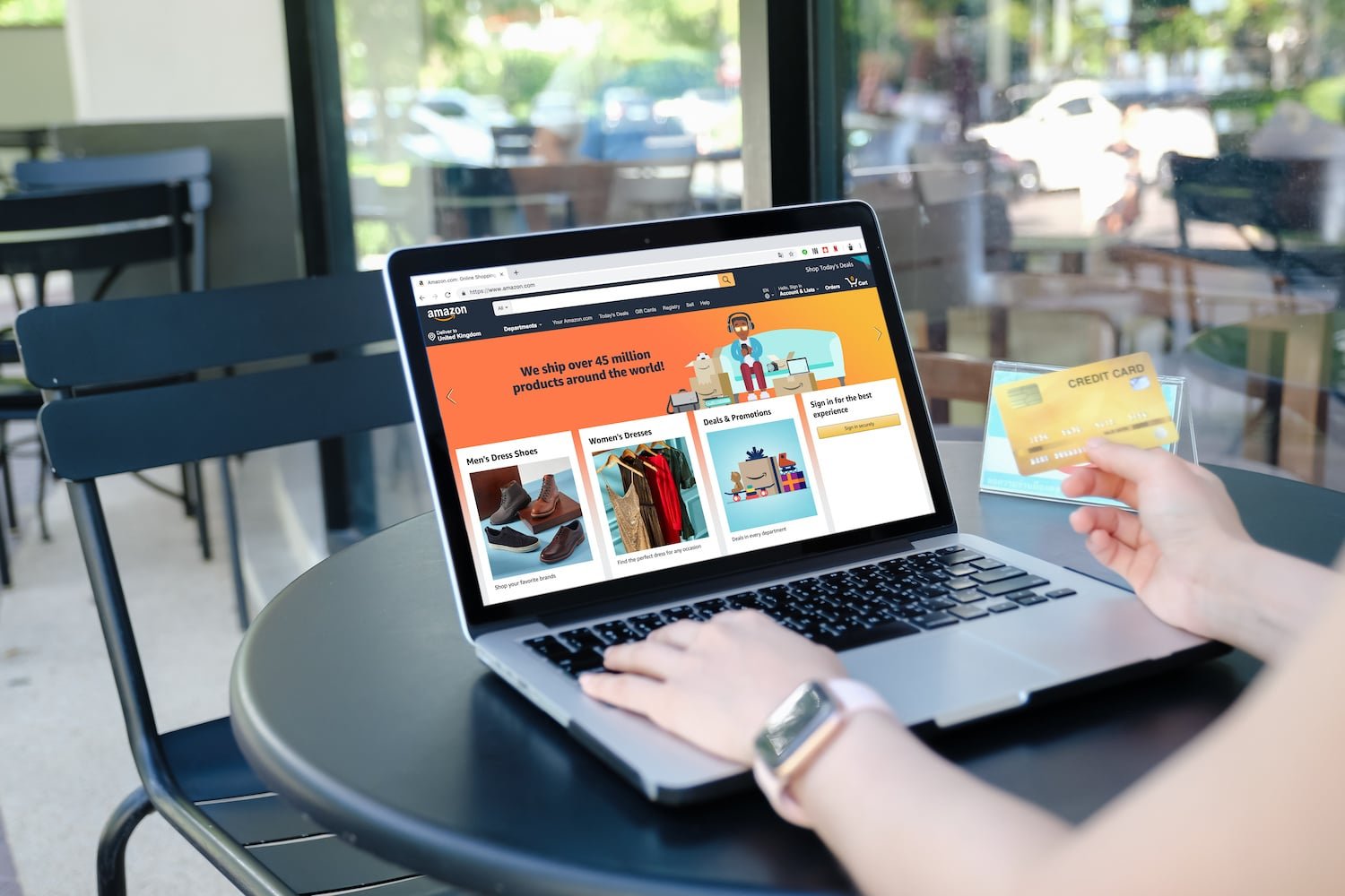 customer shopping on Amazon